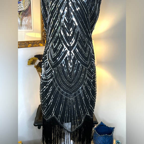 Black Sheath Cocktail Dress with Short Sleeves and Knee-Length Design - Picture 9 of 10